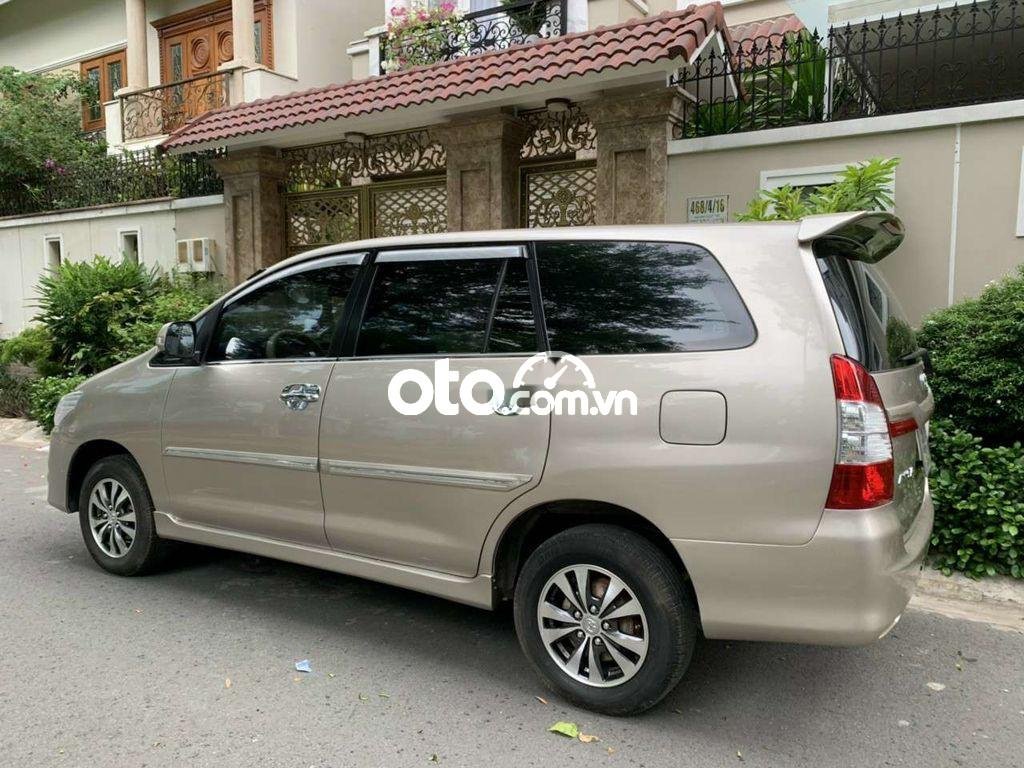 Toyota Innova 2015 - Cần bán lại xe Toyota Innova năm sản xuất 2015, màu nâu 