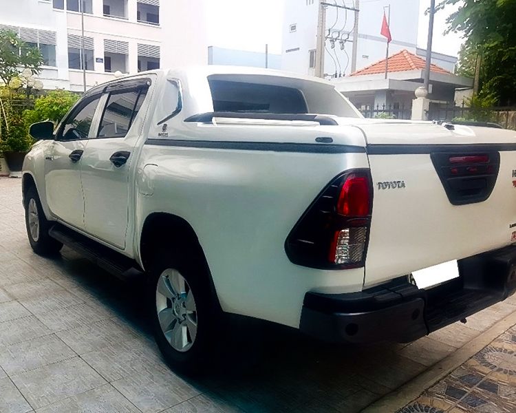 Toyota Hilux   2.4E 4x2 AT  2020 - Bán Toyota Hilux 2.4E 4x2 AT sản xuất năm 2020, màu trắng, nhập khẩu 