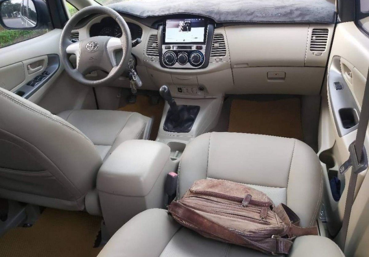 Toyota Innova 2015 - Cần bán Toyota Innova đời 2015, màu vàng, giá tốt