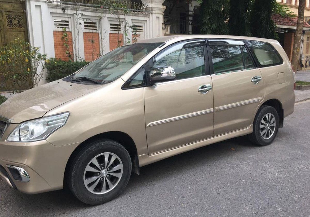 Toyota Innova   2.0E  2015 - Bán Toyota Innova 2.0E đời 2015, màu bạc còn mới, giá chỉ 355 triệu