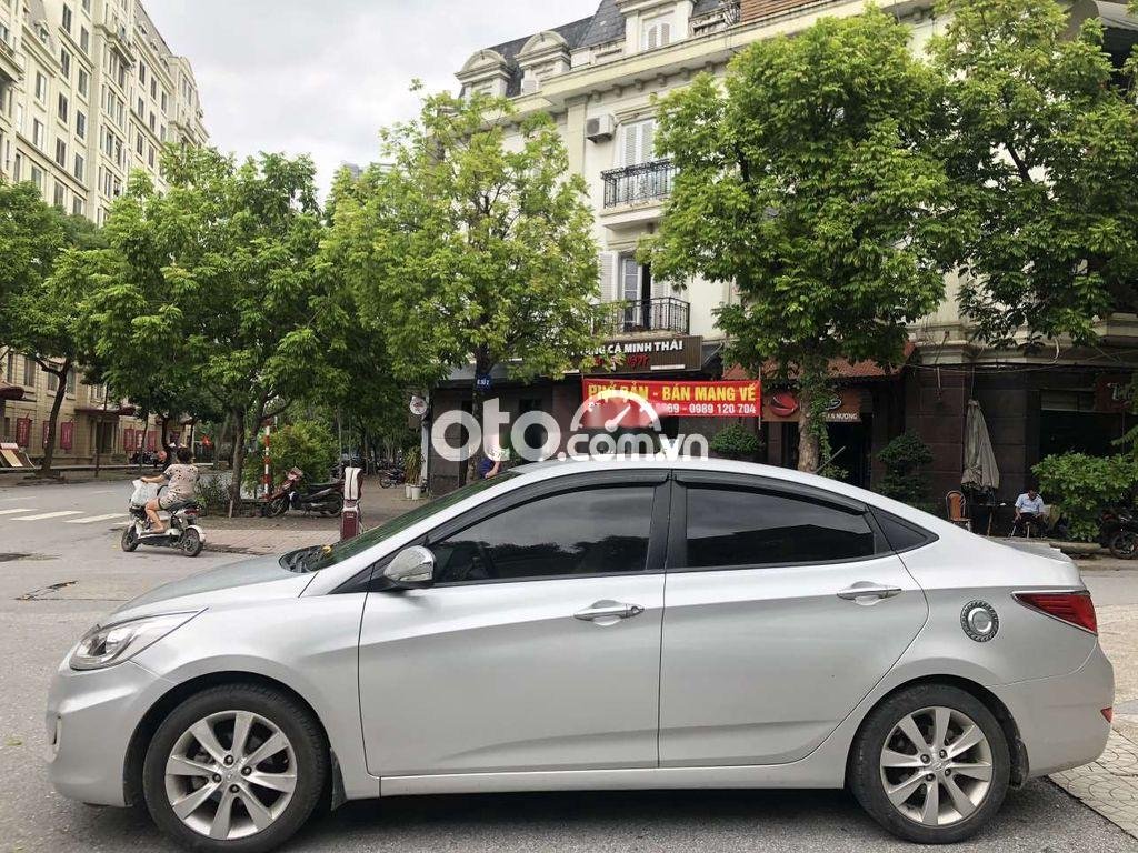 Hyundai Accent   2015 - Cần bán Hyundai Accent 2015, màu bạc, xe nhập còn mới, giá 325tr