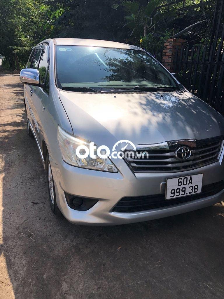 Toyota Innova 2013 - Bán xe Toyota Innova đời 2013, màu bạc còn mới