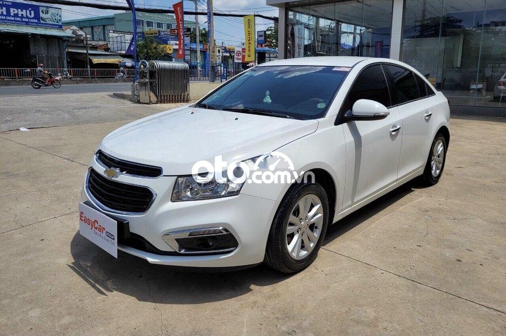 Chevrolet Cruze 2017 - Cần bán lại xe Chevrolet Cruze năm 2017, màu trắng 