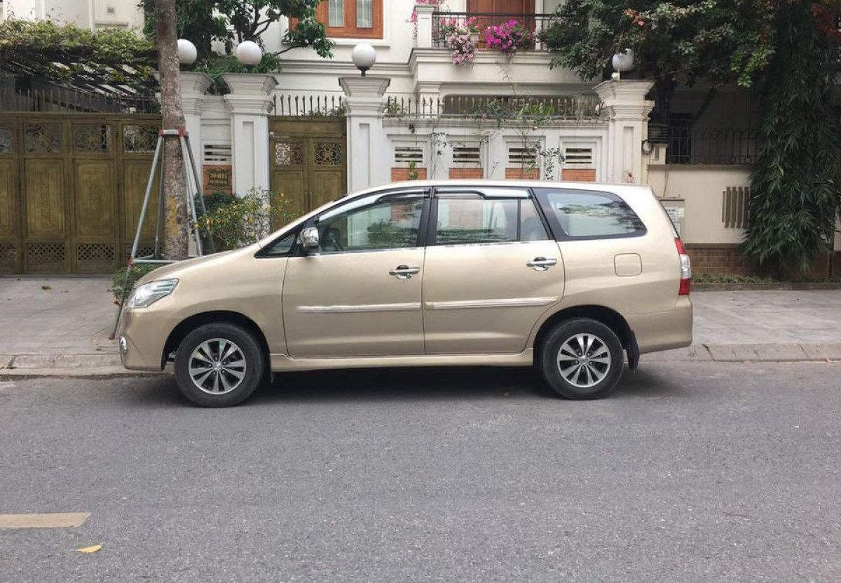 Toyota Innova   2.0E  2015 - Bán Toyota Innova 2.0E đời 2015, màu bạc còn mới, giá chỉ 355 triệu