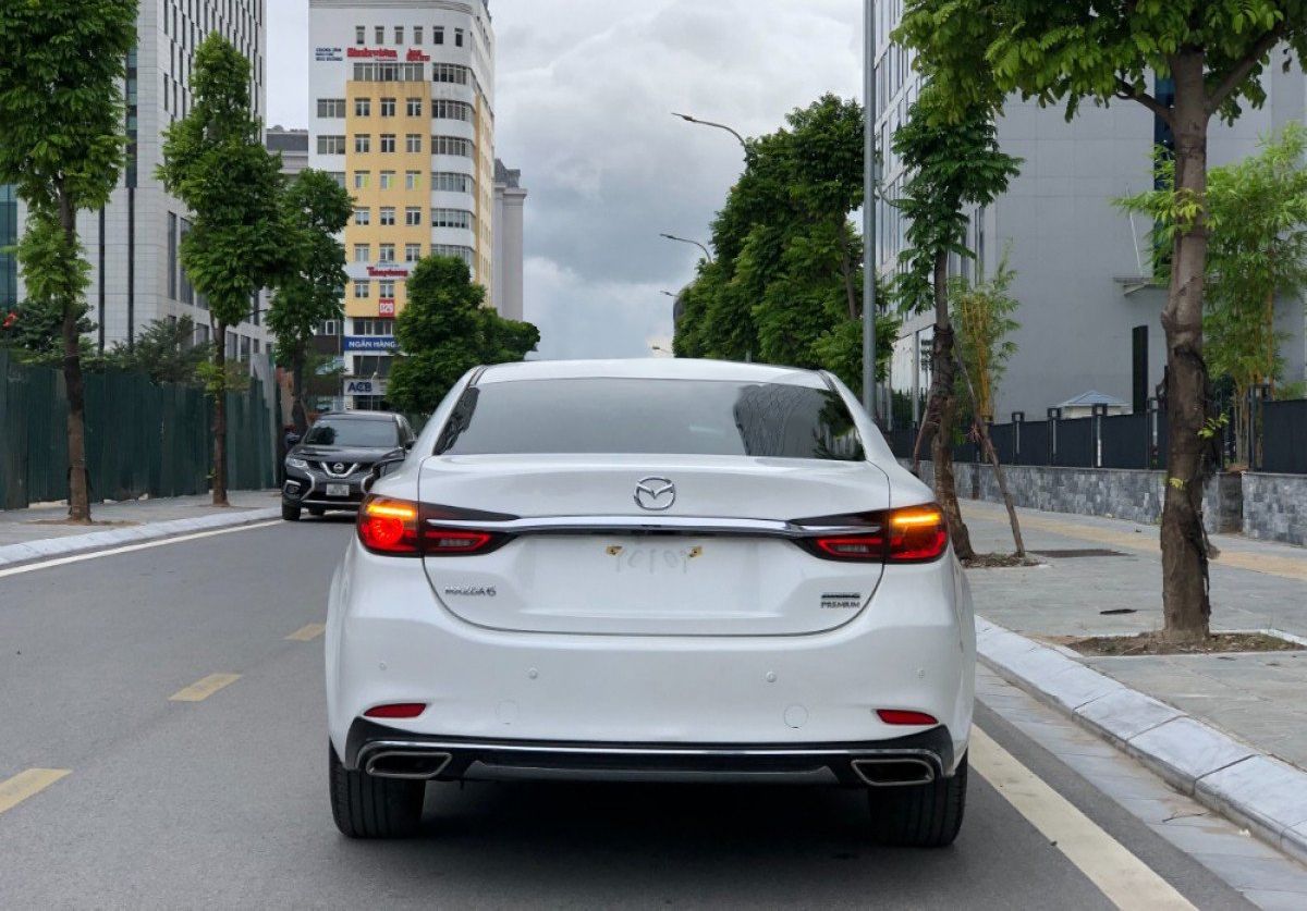 Mazda 6   Premium 2.5 AT  2020 - Cần bán xe Mazda 6 Premium 2.5 AT năm 2020, màu trắng, giá tốt