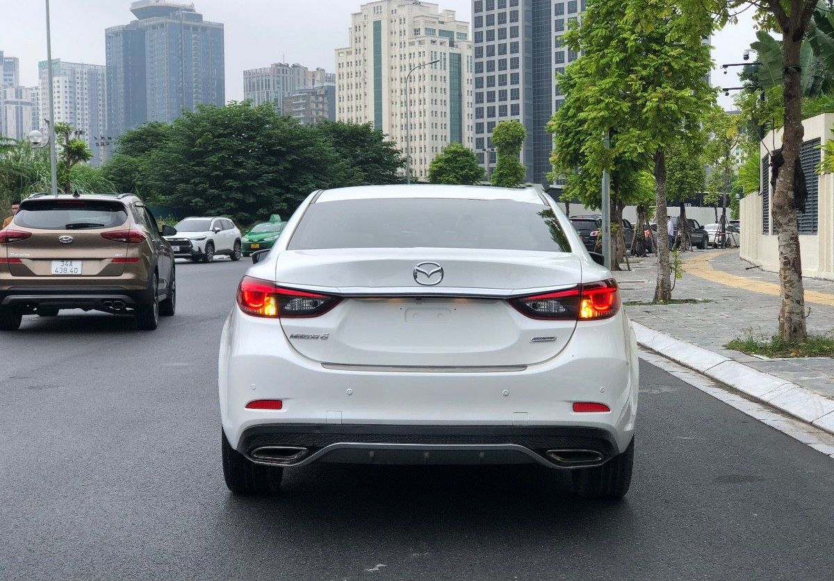 Mazda 6   2.0AT Premium 2018 - Bán Mazda 6 2.0AT Premium năm 2018, màu trắng, giá 738tr