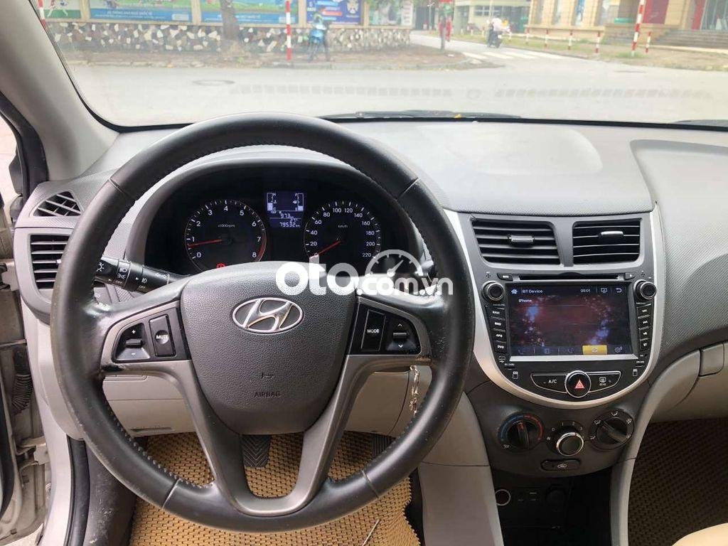 Hyundai Accent   2015 - Cần bán Hyundai Accent 2015, màu bạc, xe nhập còn mới, giá 325tr