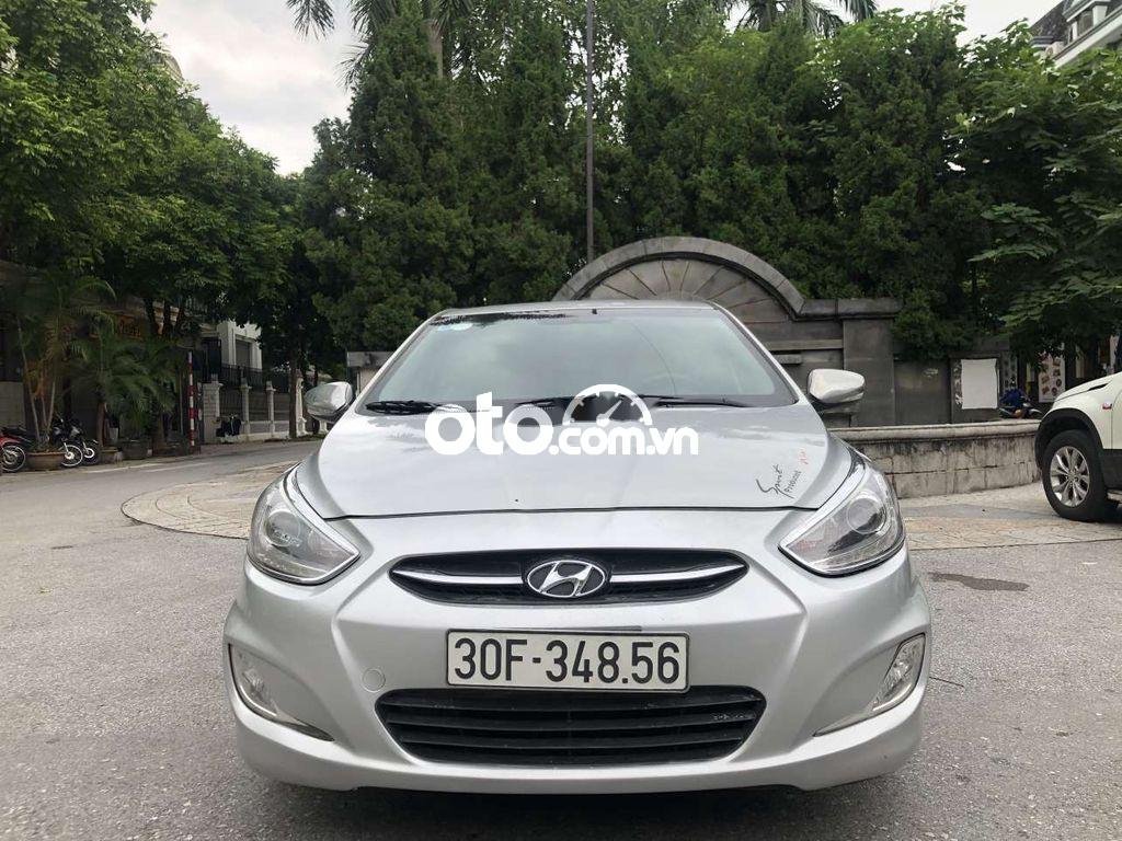 Hyundai Accent   2015 - Cần bán Hyundai Accent 2015, màu bạc, xe nhập còn mới, giá 325tr