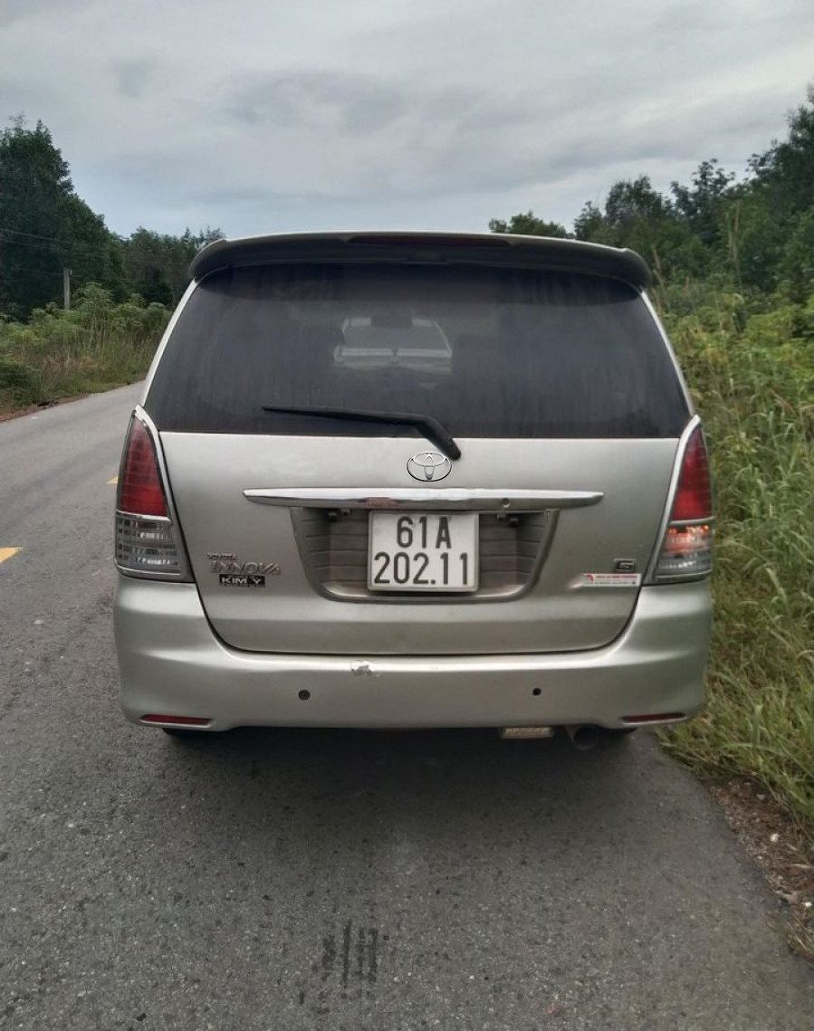 Toyota Innova   MT  2006 - Bán xe Toyota Innova MT đời 2006, màu bạc