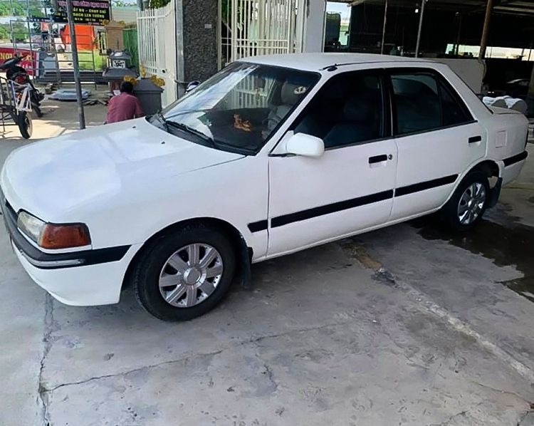 Mazda 323 1995 - Bán ô tô Mazda 323 sản xuất năm 1995, màu trắng, giá chỉ 45 triệu