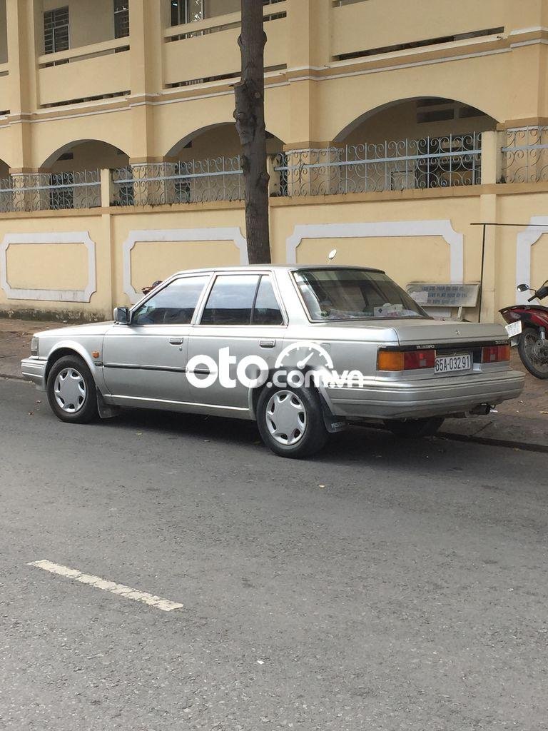 Nissan Bluebird 1990 - Cần bán xe Nissan Bluebird năm sản xuất 1990, màu bạc, xe nhập