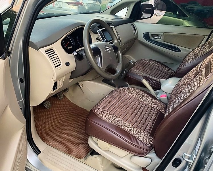 Toyota Innova   2.0E  2015 - Bán ô tô Toyota Innova 2.0E đời 2015, màu bạc