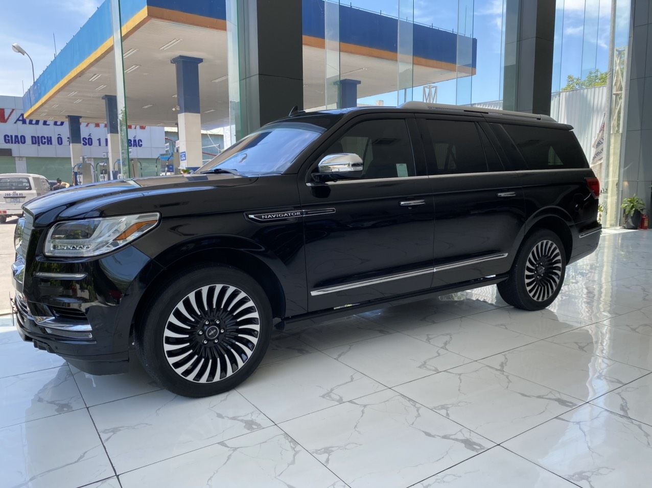 Lincoln Navigator 2019 - Lincoln Navigator Black Label sản xuất 2019, đăng ký 2020, tên cá nhân, xe chạy 20.000km