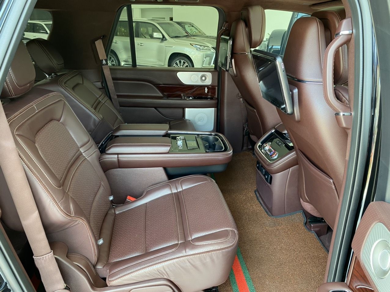 Lincoln Navigator 2019 - Lincoln Navigator Black Label sản xuất 2019, đăng ký 2020, tên cá nhân, xe chạy 20.000km