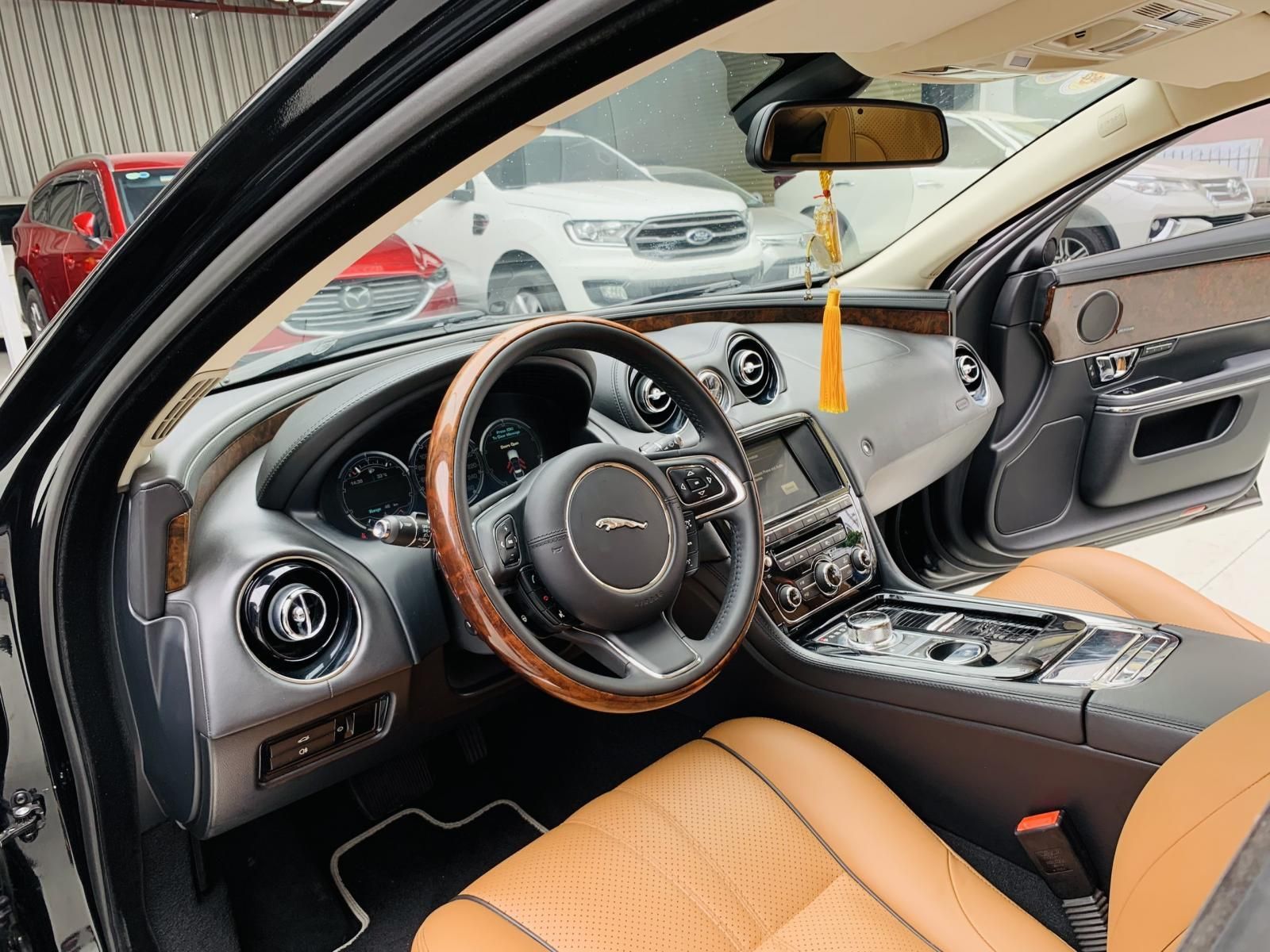 Jaguar XJL 2014 - Bán xe Jaguar XJL năm sản xuất 2014, xe cực sang, nhập khẩu Anh, biển thành phố