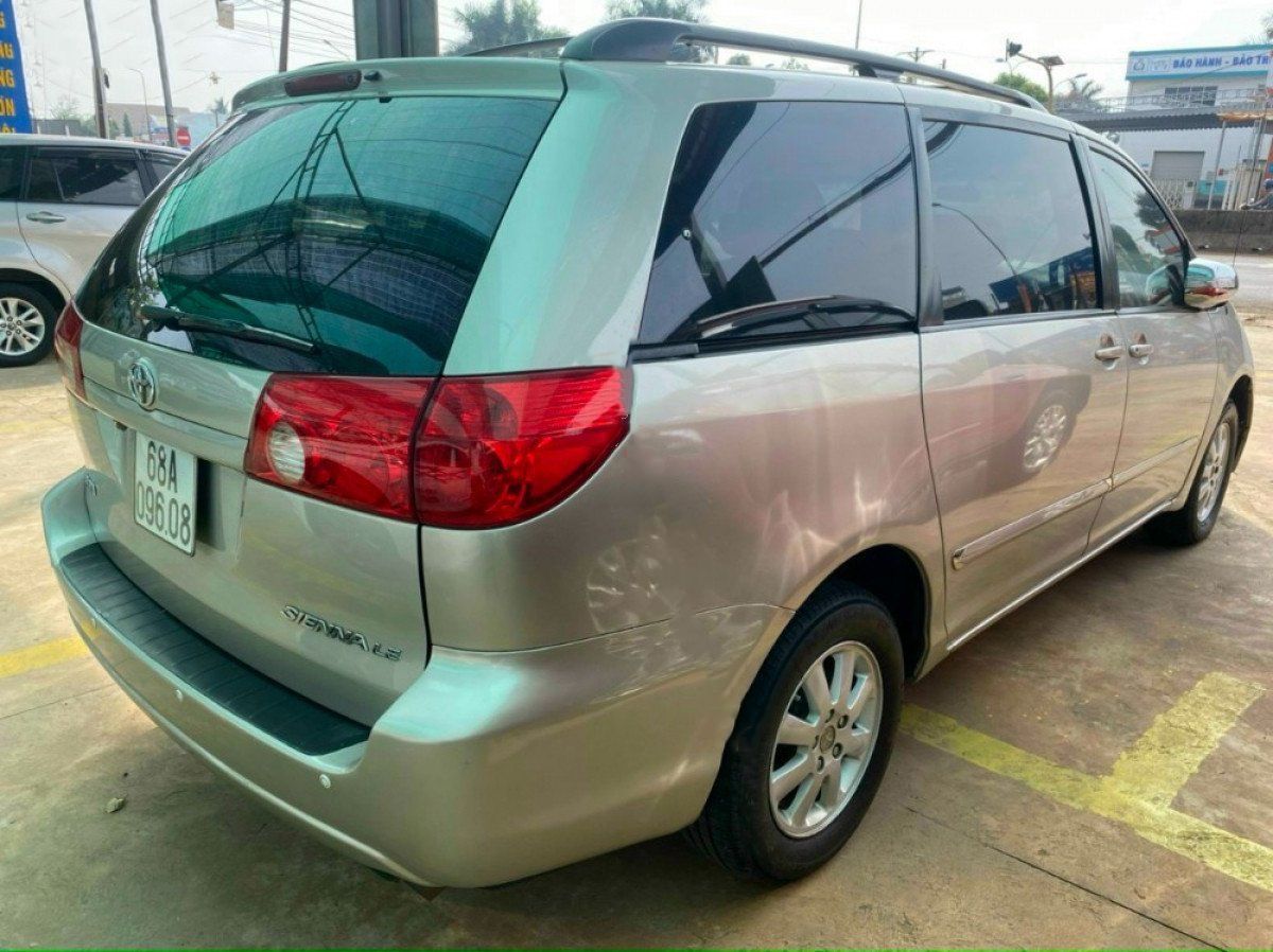 Toyota Sienna 2005 - Bán Toyota Sienna năm sản xuất 2005, màu bạc, nhập khẩu, giá tốt