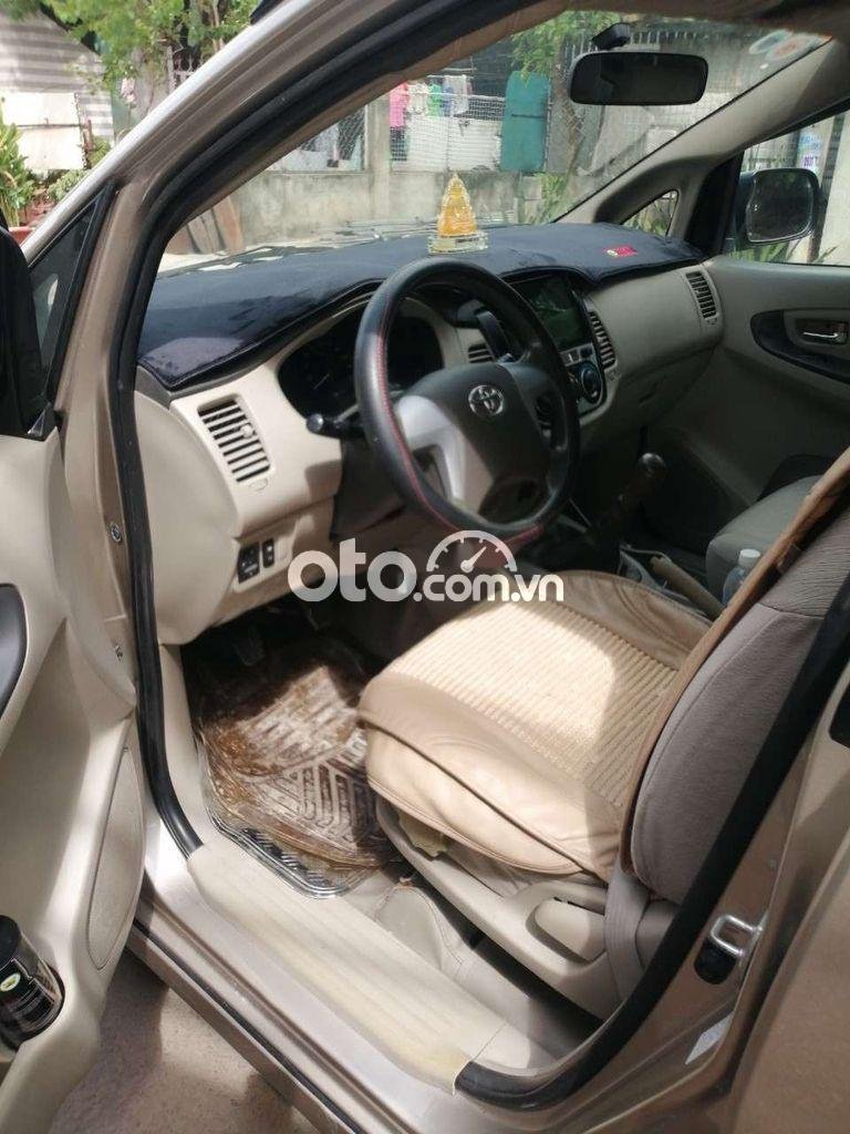 Toyota Innova E 2014 - Bán ô tô Toyota Innova E đời 2014 ít sử dụng