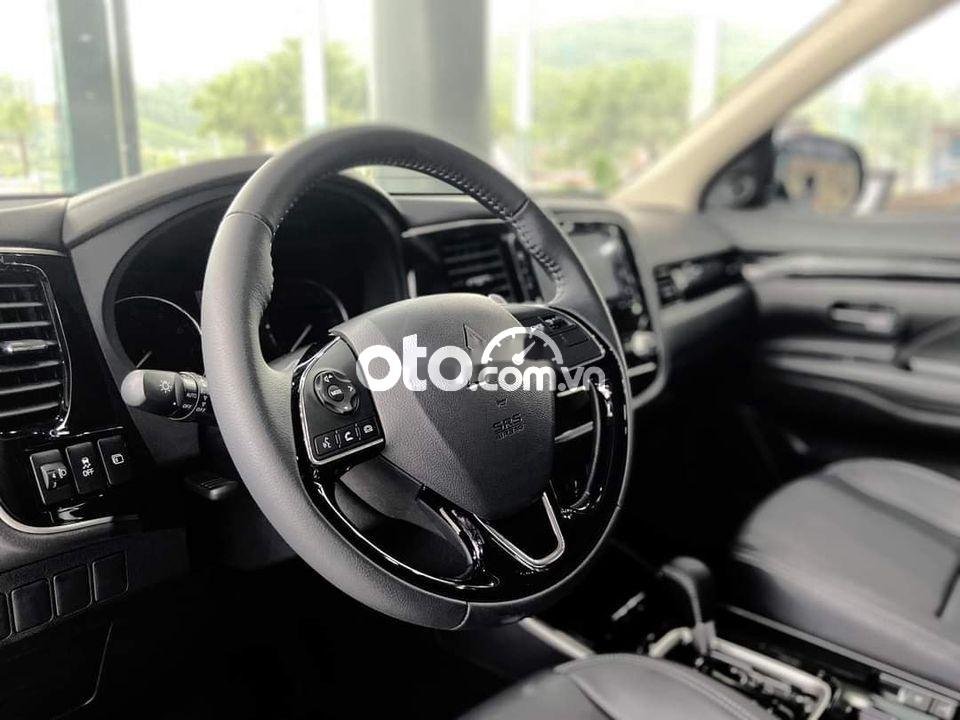 Mitsubishi Stavic 2021 - Bán Mitsubishi Outlander năm sản xuất 2021, màu đen