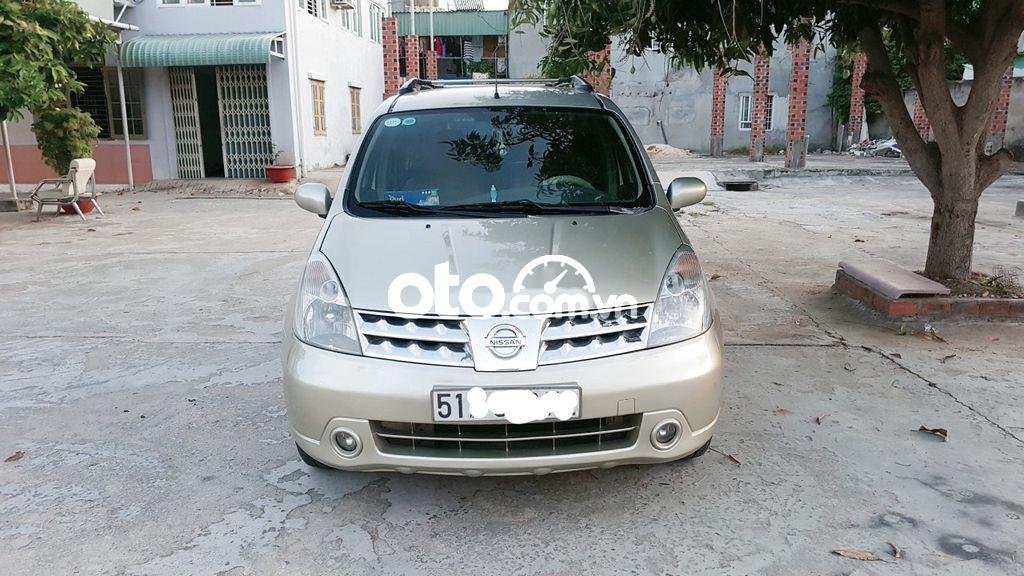 Nissan Grand livina 2010 - Bán ô tô Nissan Grand livina sản xuất 2010, màu bạc, giá 280tr