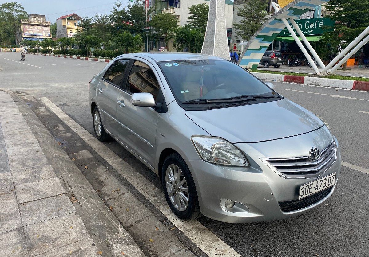 Toyota Vios   E 2011 - Cần bán Toyota Vios E 2011, màu bạc còn mới, giá 268tr