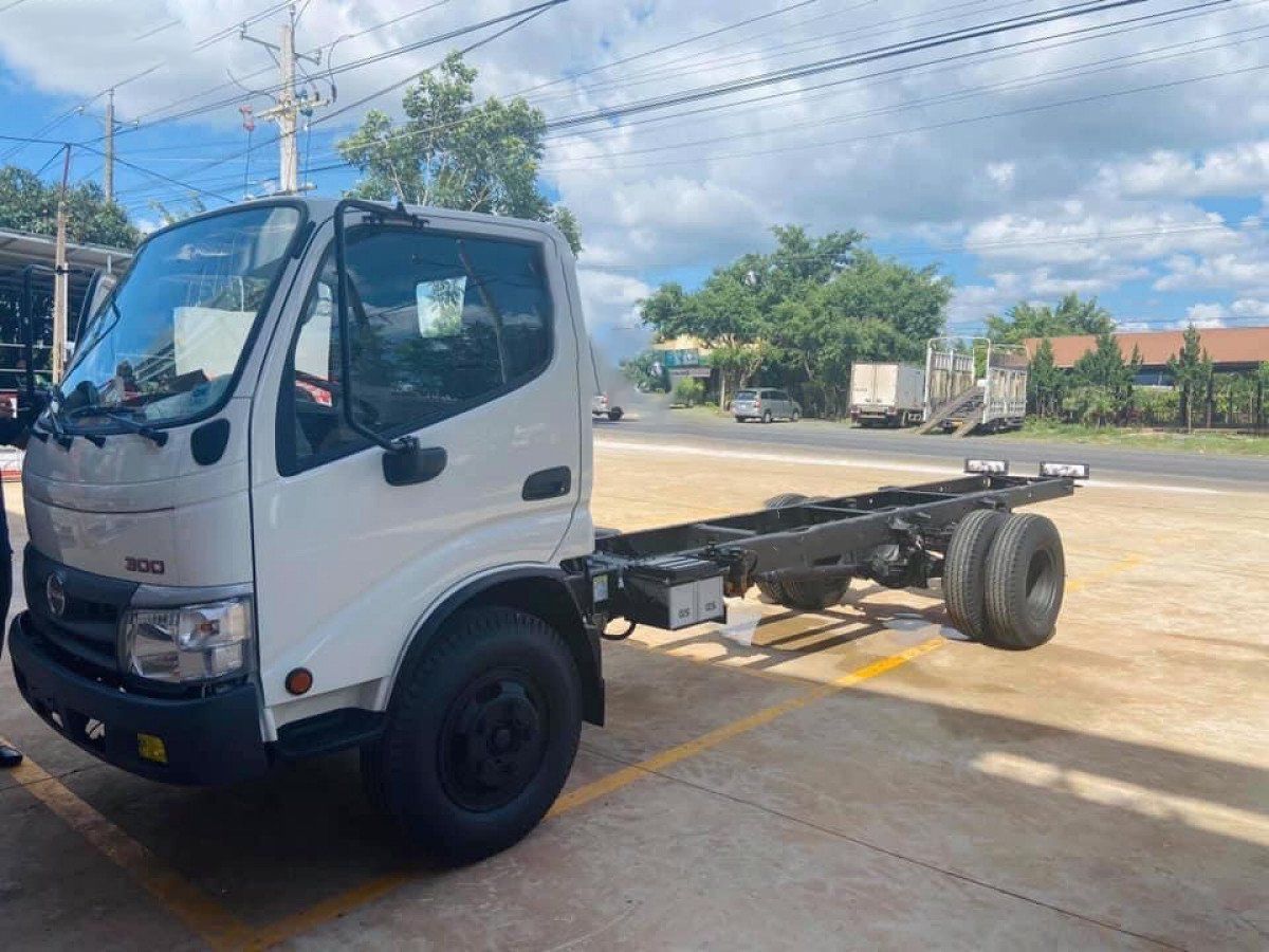 Hino 300 Series 2021 - Cần bán Hino 300 Series đời 2021, màu trắng, nhập khẩu