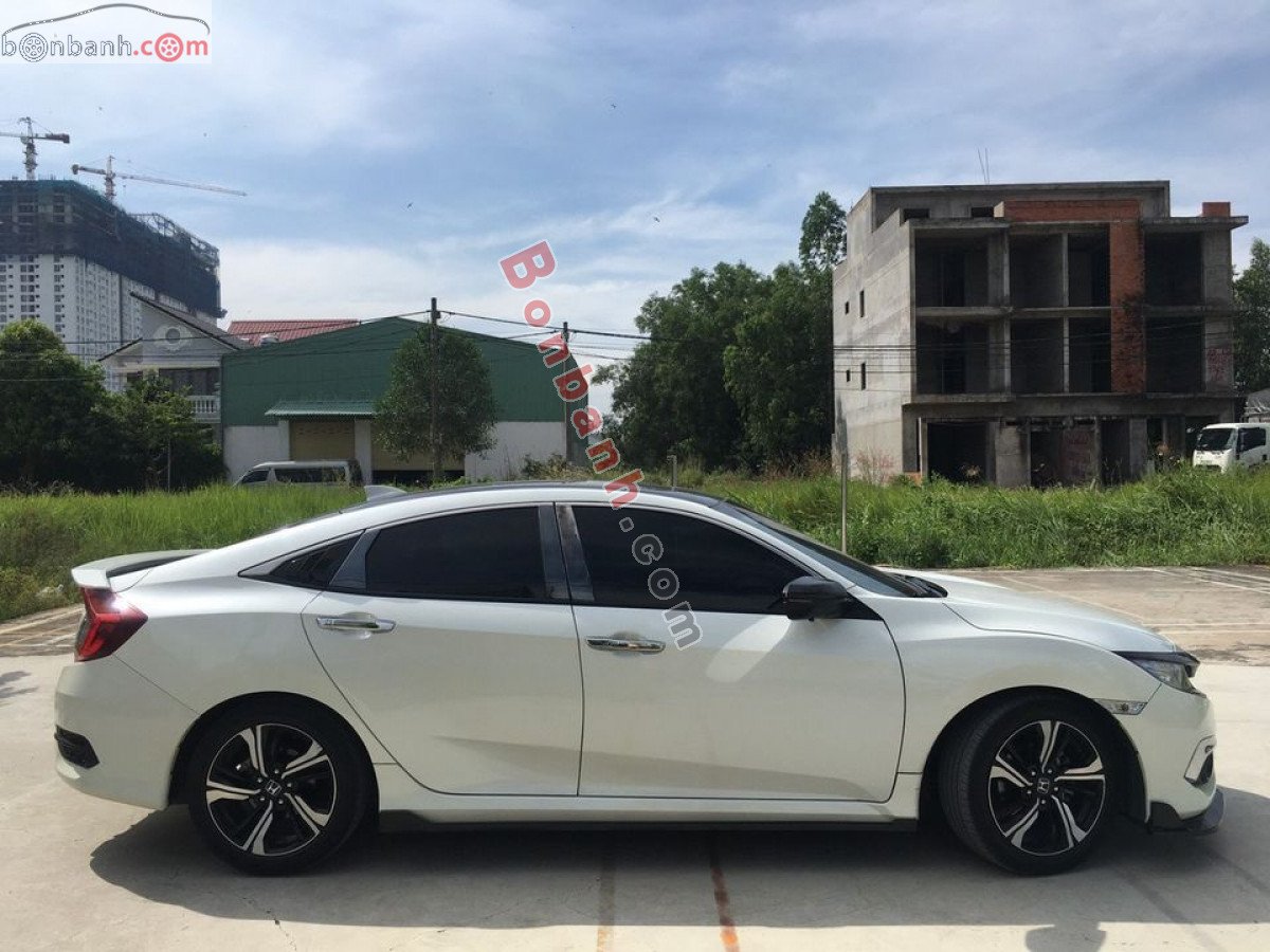 Honda Civic L 1.5 Turbo 2016 - Bán ô tô Honda Civic L 1.5 Turbo sản xuất năm 2016, màu trắng, nhập khẩu xe gia đình