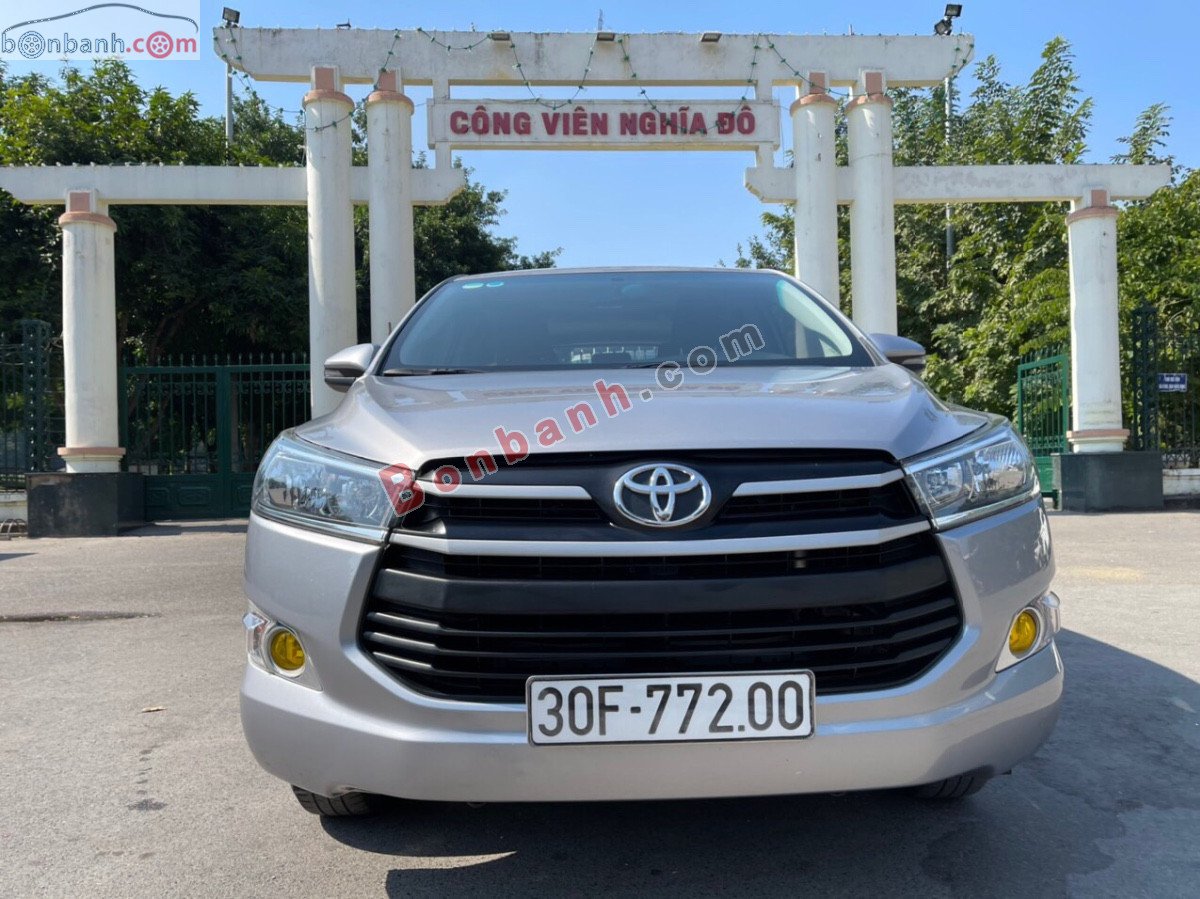 Toyota Innova   2.0E   2019 - Bán xe Toyota Innova 2.0E năm 2019, màu bạc xe gia đình  