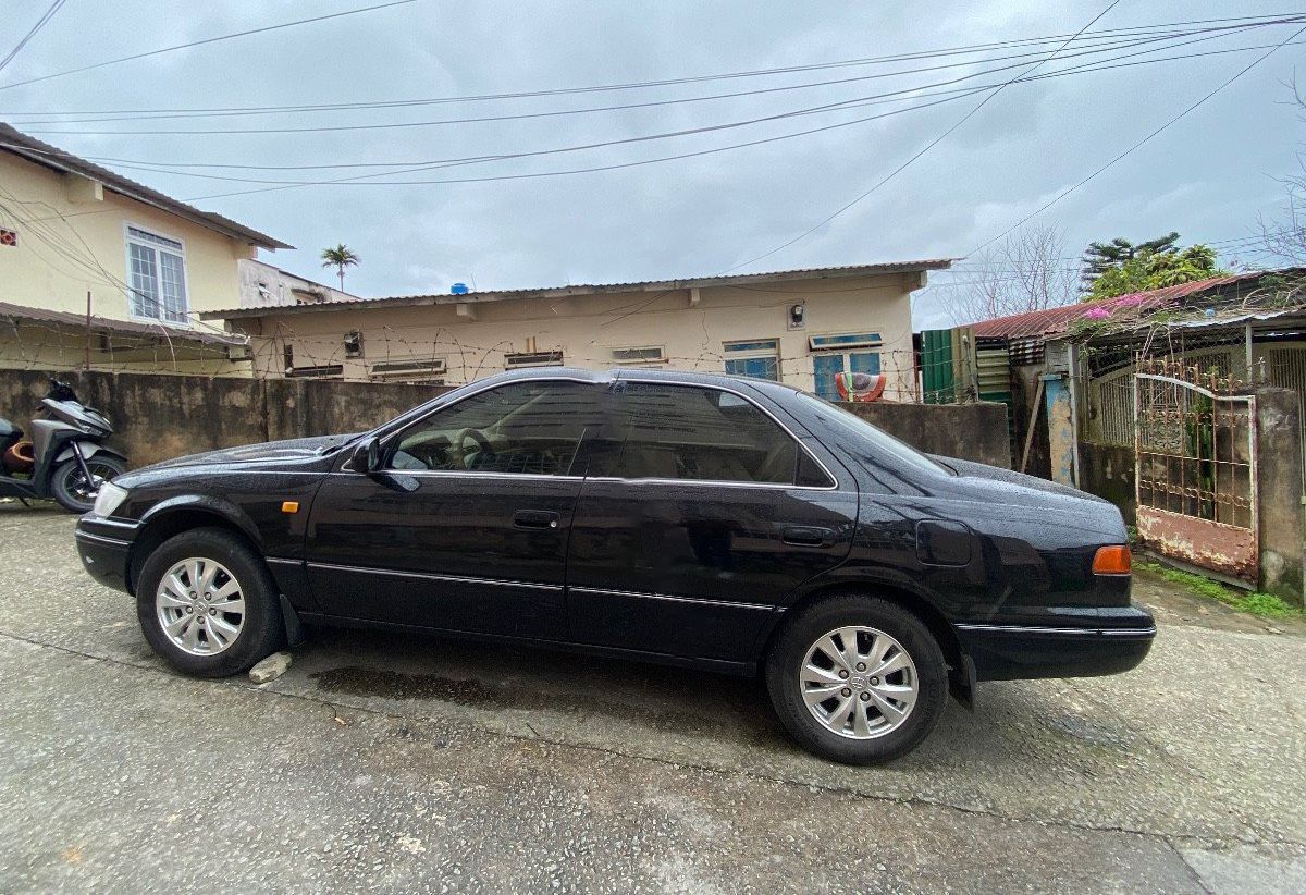 Toyota Camry   Xli  1998 - Cần bán gấp Toyota Camry Xli năm sản xuất 1998, màu đen, giá tốt