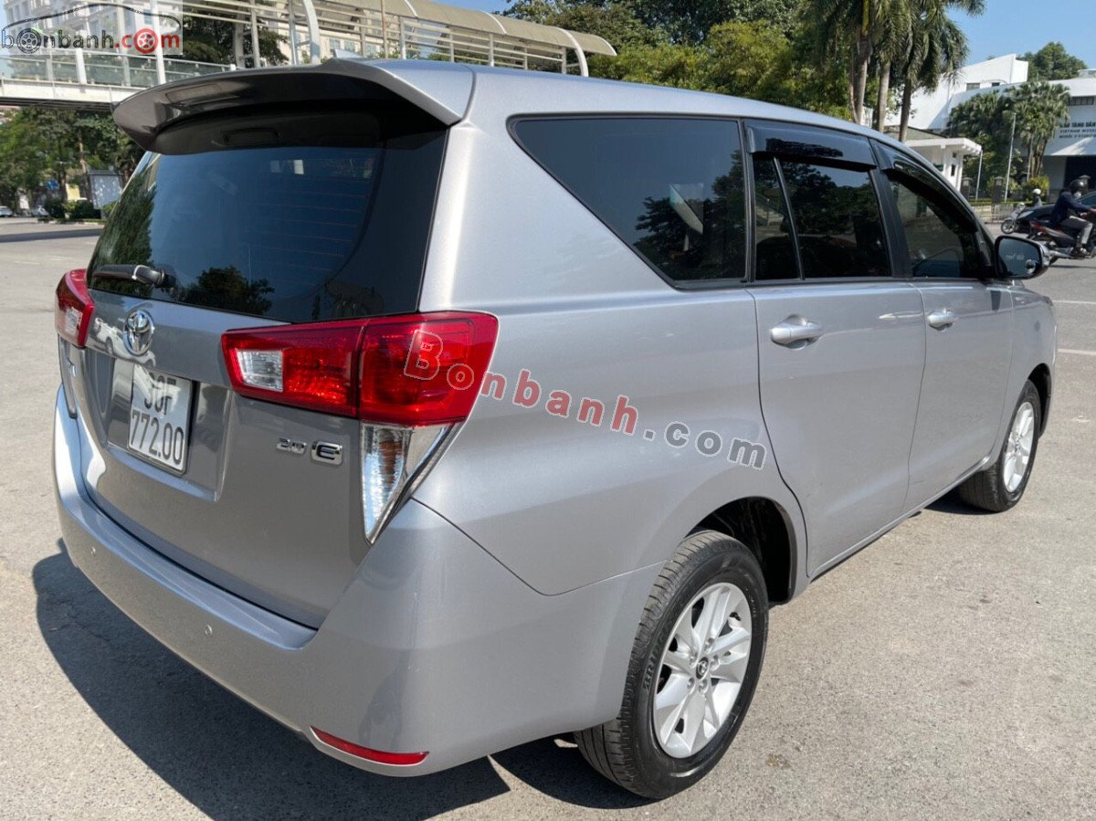 Toyota Innova   2.0E   2019 - Bán xe Toyota Innova 2.0E năm 2019, màu bạc xe gia đình  