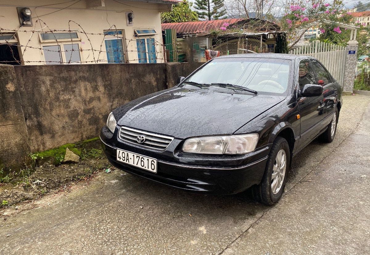 Toyota Camry   Xli  1998 - Cần bán gấp Toyota Camry Xli năm sản xuất 1998, màu đen, giá tốt