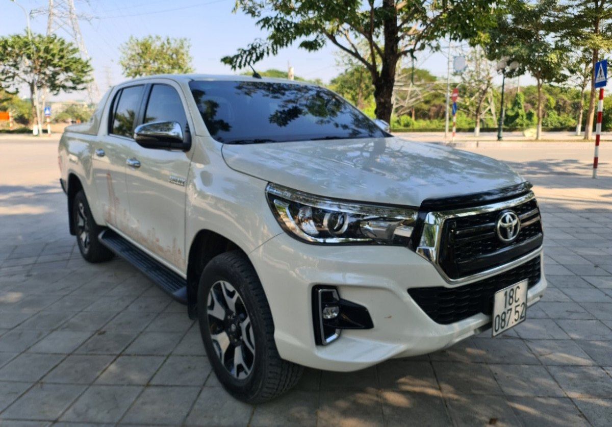 Toyota Hilux   2018 - Cần bán lại xe Toyota Hilux năm 2018, màu trắng, nhập khẩu 