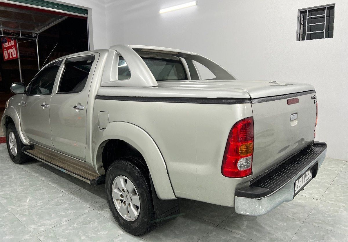 Toyota Hilux 2009 - Cần bán xe Toyota Hilux sản xuất năm 2009, màu bạc, nhập khẩu nguyên chiếc 