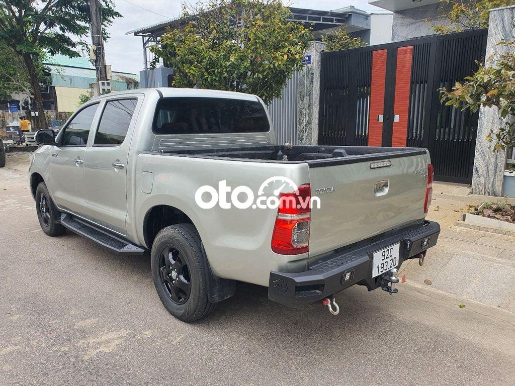 Toyota Hilux 2011 - Bán Toyota Hilux sản xuất năm 2011, màu bạc, xe nhập, giá tốt