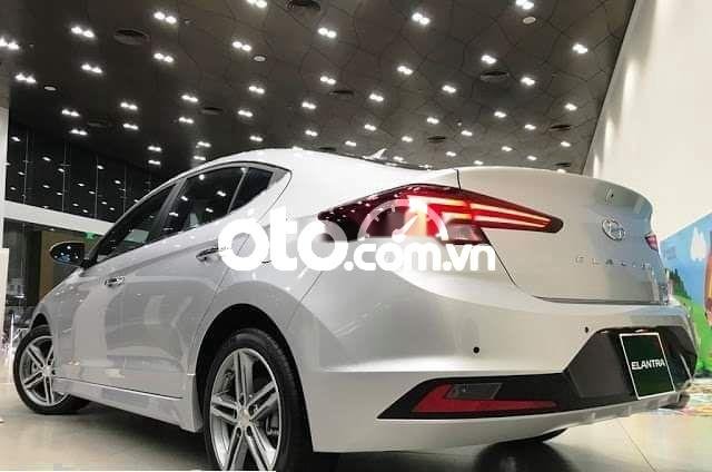 Hyundai Elantra  1.6AT 2021 - Cần bán xe Hyundai Elantra 1.6AT sản xuất 2021, màu bạc, giá tốt