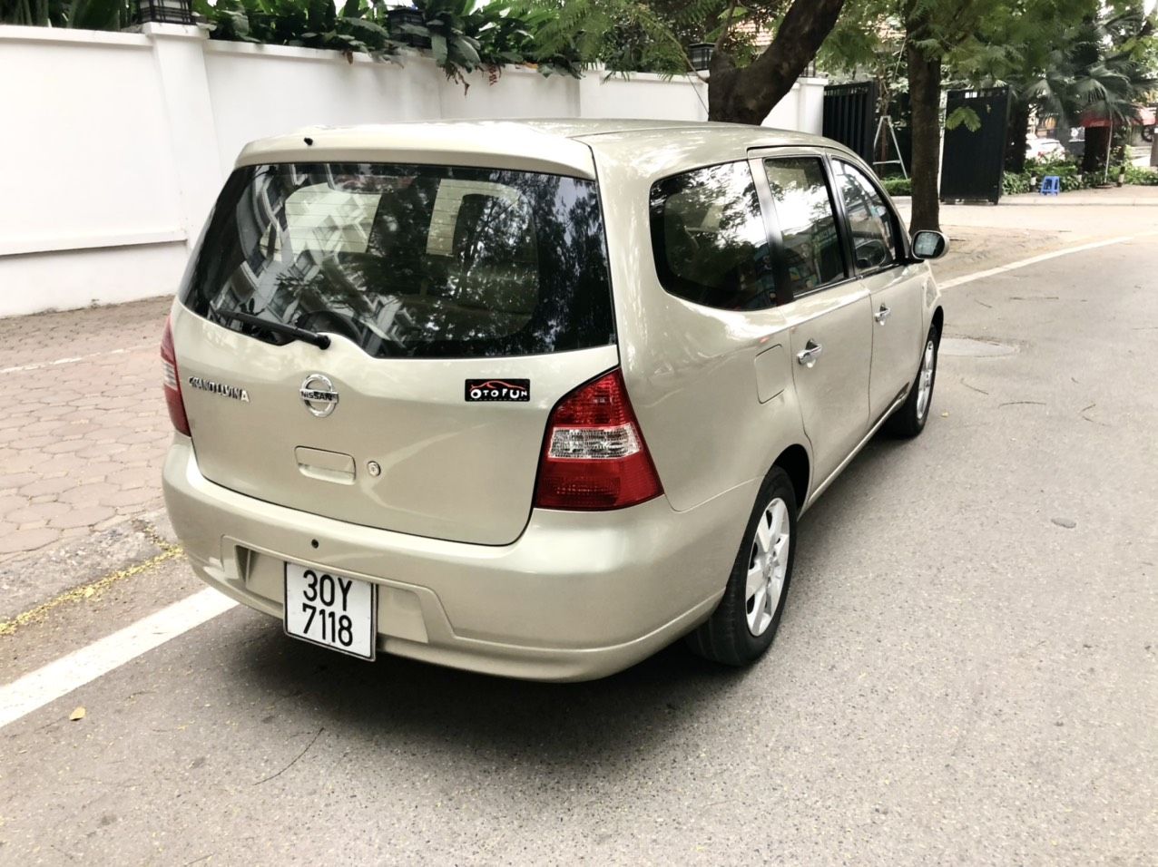 Nissan Grand livina 2010 - Bán Nissan Grand Livina 7 chỗ số tự động màu vàng cát xe gia đình chính chủ còn rất đẹp và nguyên bản - 89000 km - 290tr