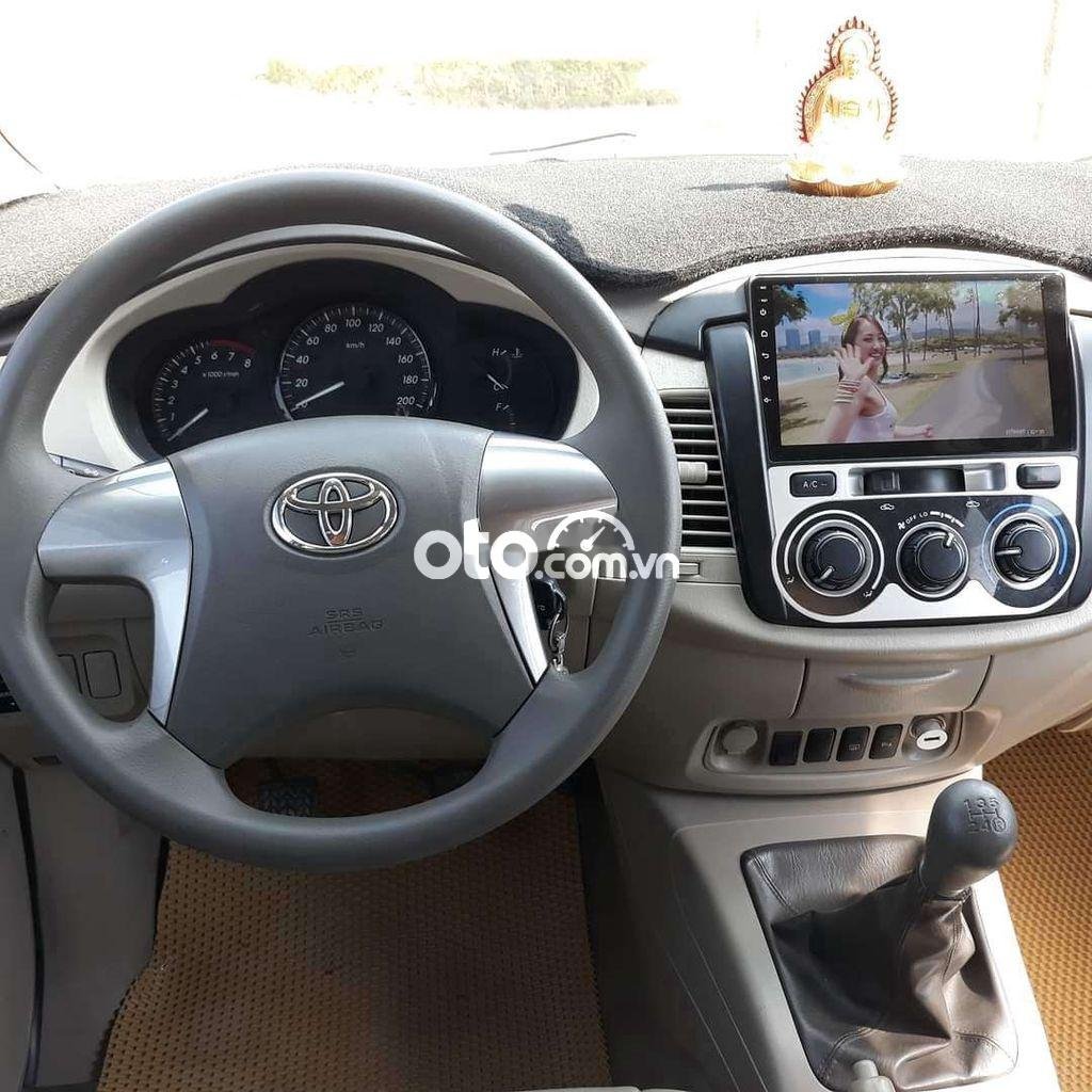 Toyota Innova 2.0E 2014 - Cần bán gấp Toyota Innova 2.0E đời 2014, màu bạc số sàn