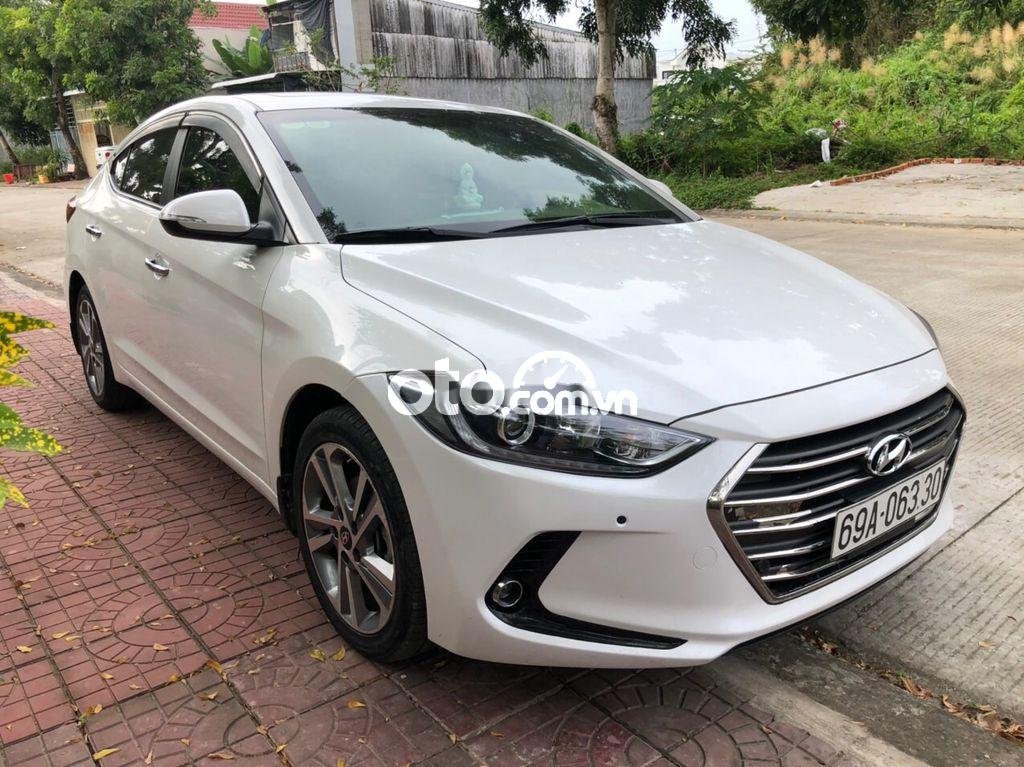 Hyundai Elantra   2.0AT 2019 - Bán Hyundai Elantra 2.0AT năm 2019, màu trắng còn mới