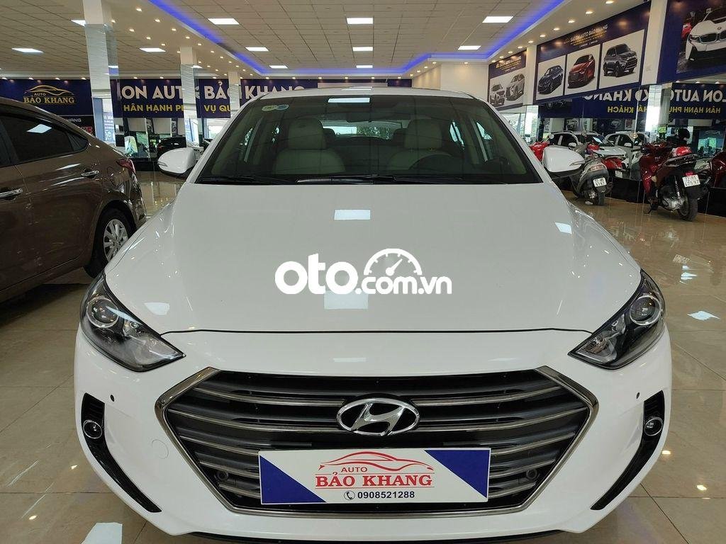 Hyundai Elantra   2.0 AT 2018 - Bán Hyundai Elantra 2.0 AT đời 2018, màu trắng như mới, 560 triệu
