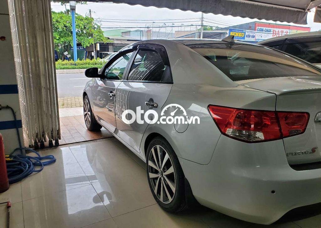 Kia Forte MT 2013 - Cần bán Kia Forte MT năm sản xuất 2013, màu bạc còn mới