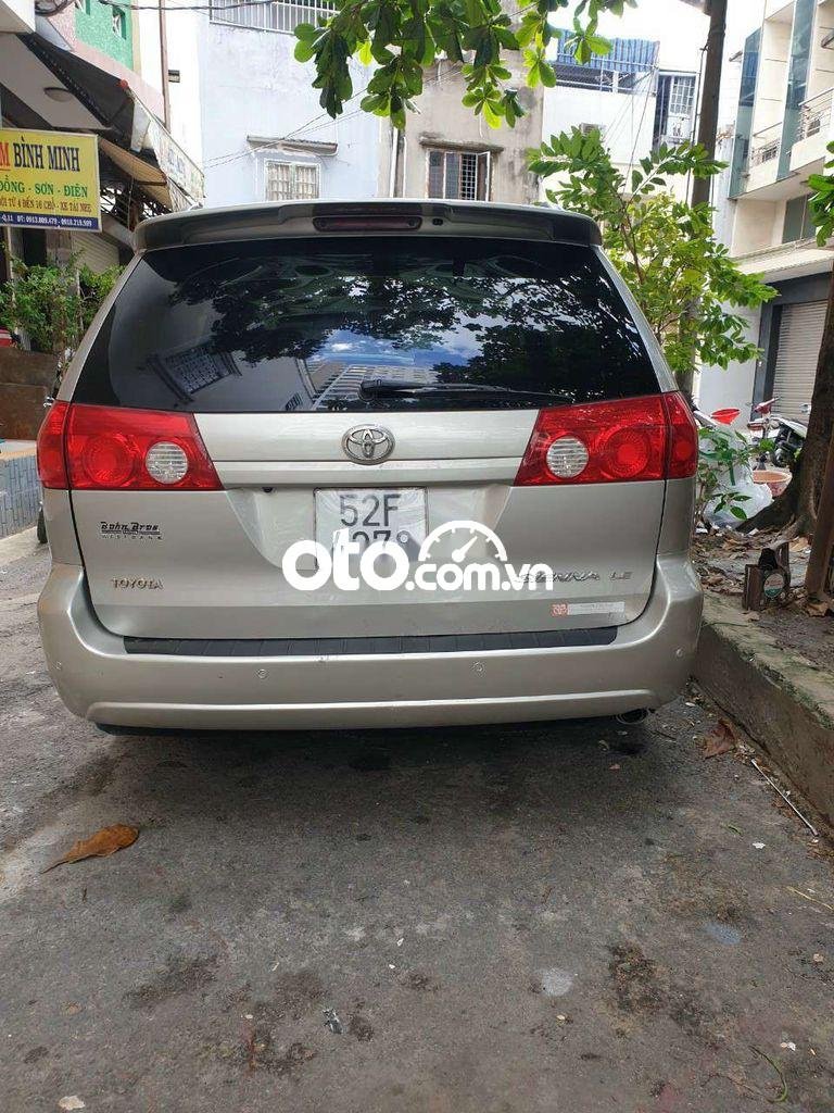 Toyota Sienna LE 2005 - Cần bán gấp Toyota Sienna LE sản xuất năm 2005, màu xám, nhập khẩu, 380 triệu