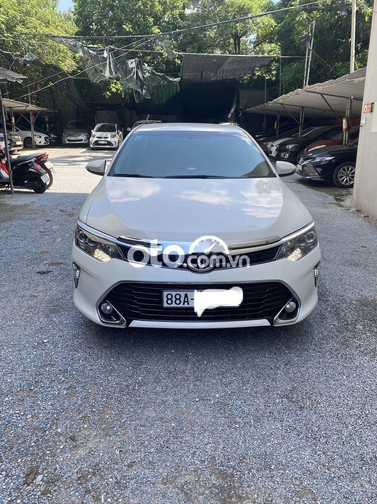 Toyota Camry 2.0E  2018 - Cần bán gấp Toyota Camry 2.0E đời 2018, màu trắng chính chủ