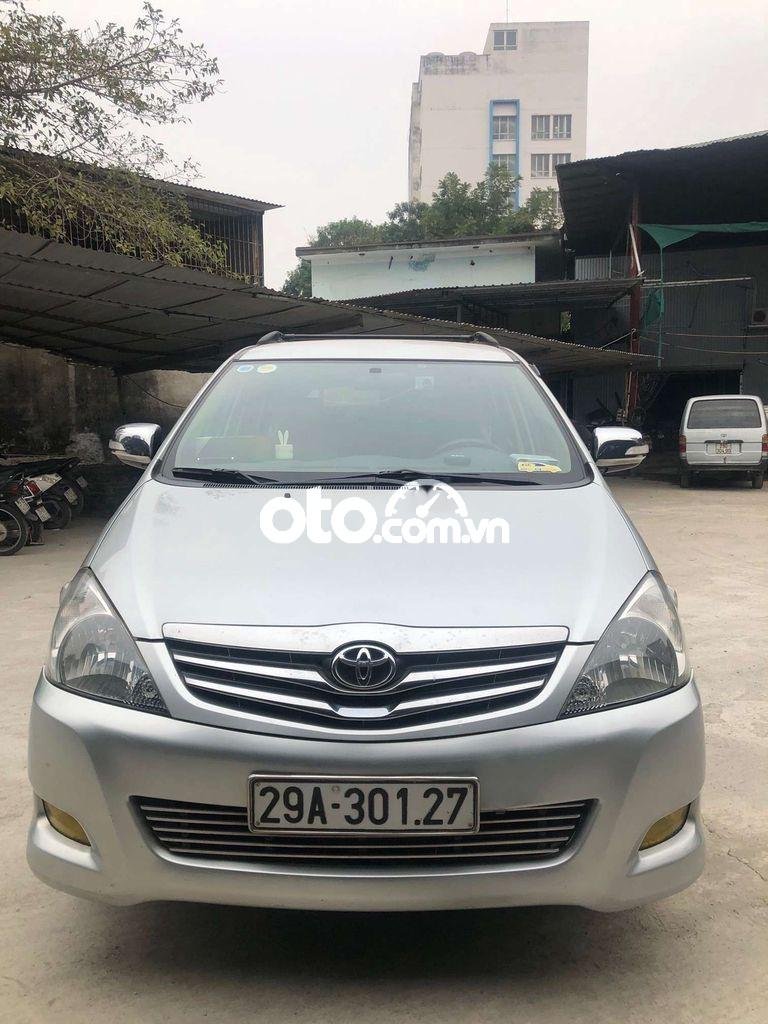 Toyota Innova  V  2011 - Bán Toyota Innova 2.0V 2011, màu bạc xe gia đình, 390 triệu