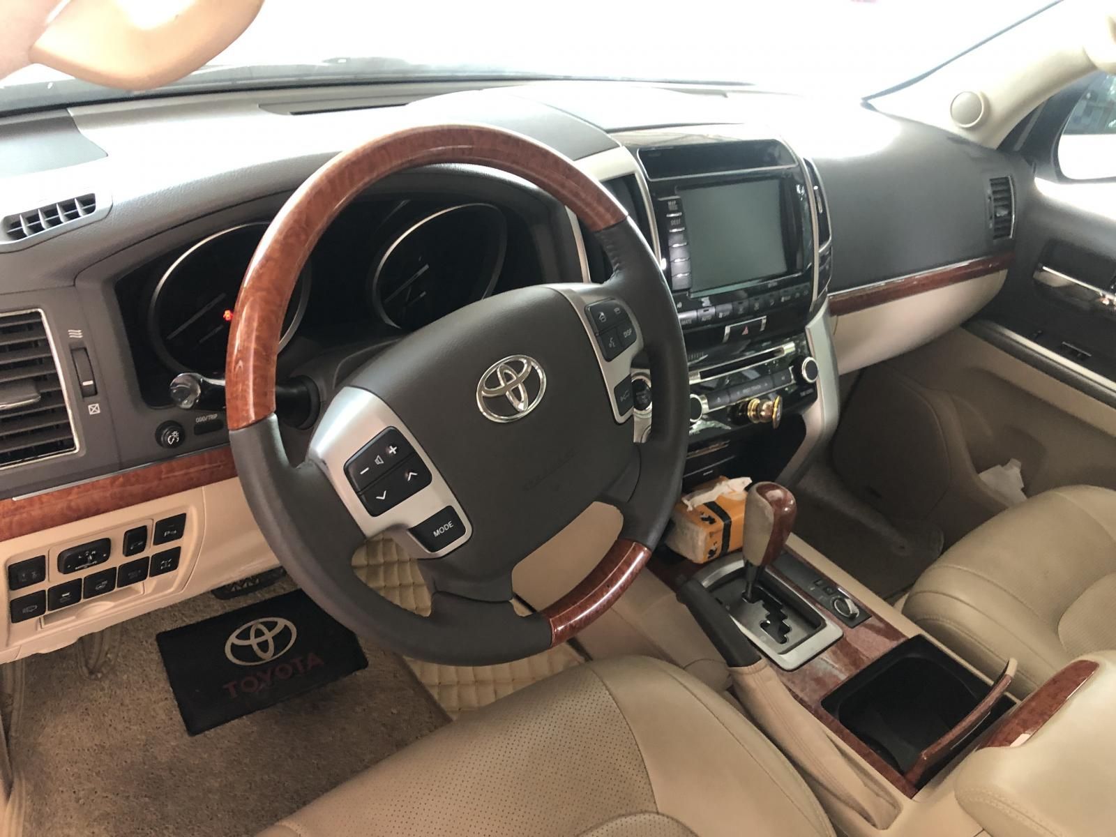 Toyota Land Cruiser 5.7 V8 2012 - Cần bán xe Toyota Land Cruiser 5.7 V8 trắng nội thất kem, năm 2012 full option