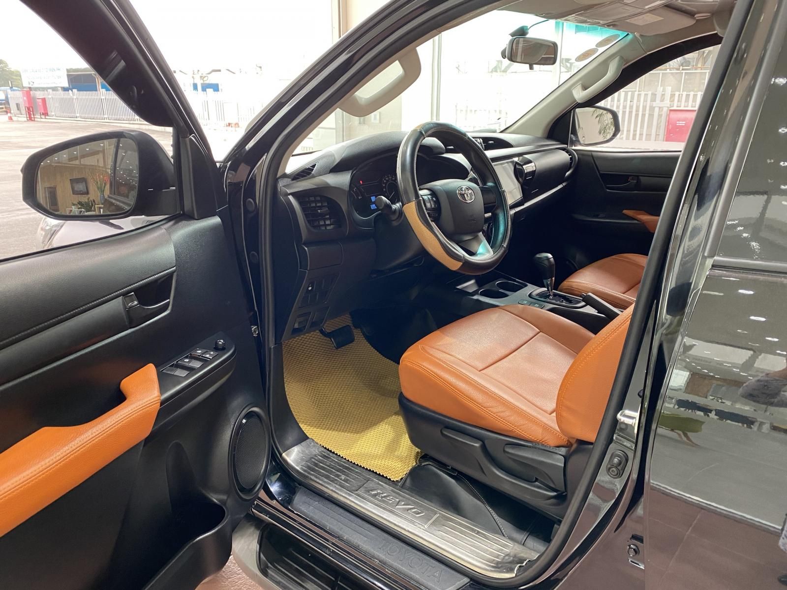 Toyota Hilux E 2019 - Cần bán gấp Toyota Hilux E đăng ký 2019 chính chủ giá 618tr