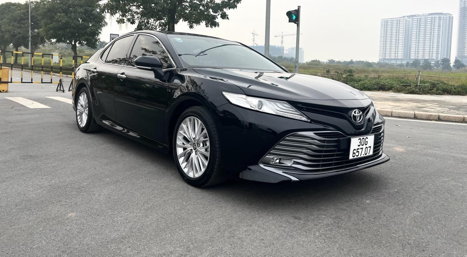 Toyota Camry Q 2020 - Bán Toyota Camry Q năm 2020, xe siêu mới, nhìn là ưng ngay, liên hệ