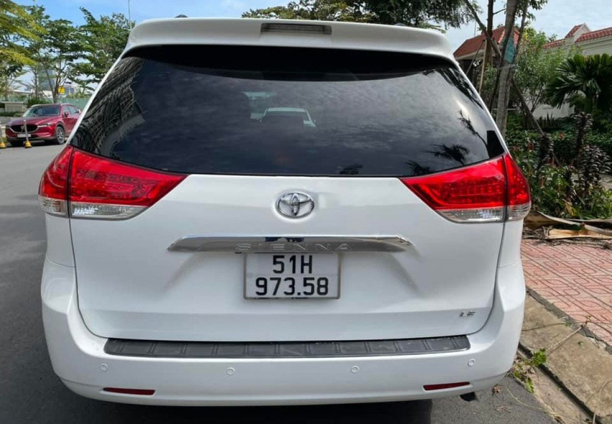 Toyota Sienna 2011 - Bán Toyota Sienna sản xuất 2011, màu trắng, giá chỉ 962 triệu