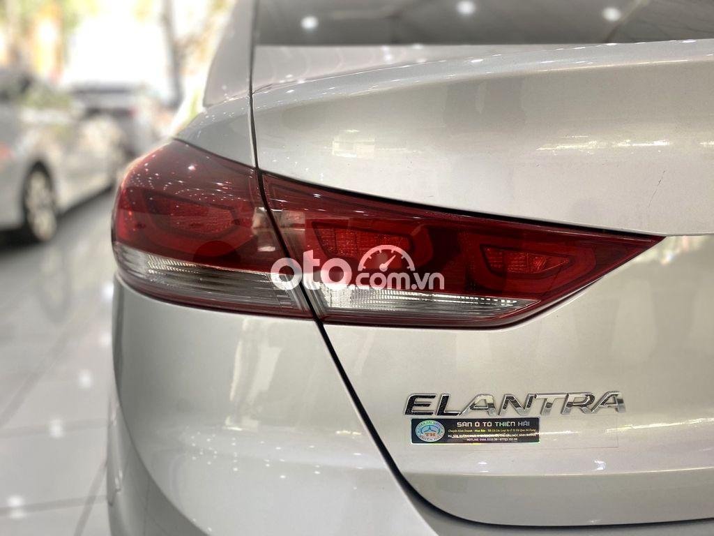 Hyundai Elantra   GLS 1.6AT  2017 - Cần bán gấp Hyundai Elantra GLS 1.6AT năm 2017, màu bạc, nhập khẩu 