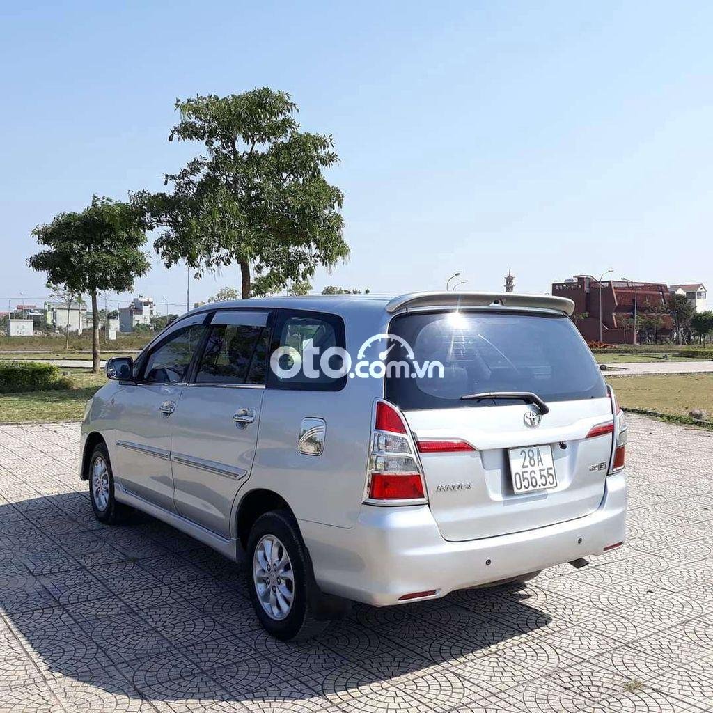 Toyota Innova 2.0E 2014 - Cần bán gấp Toyota Innova 2.0E đời 2014, màu bạc số sàn