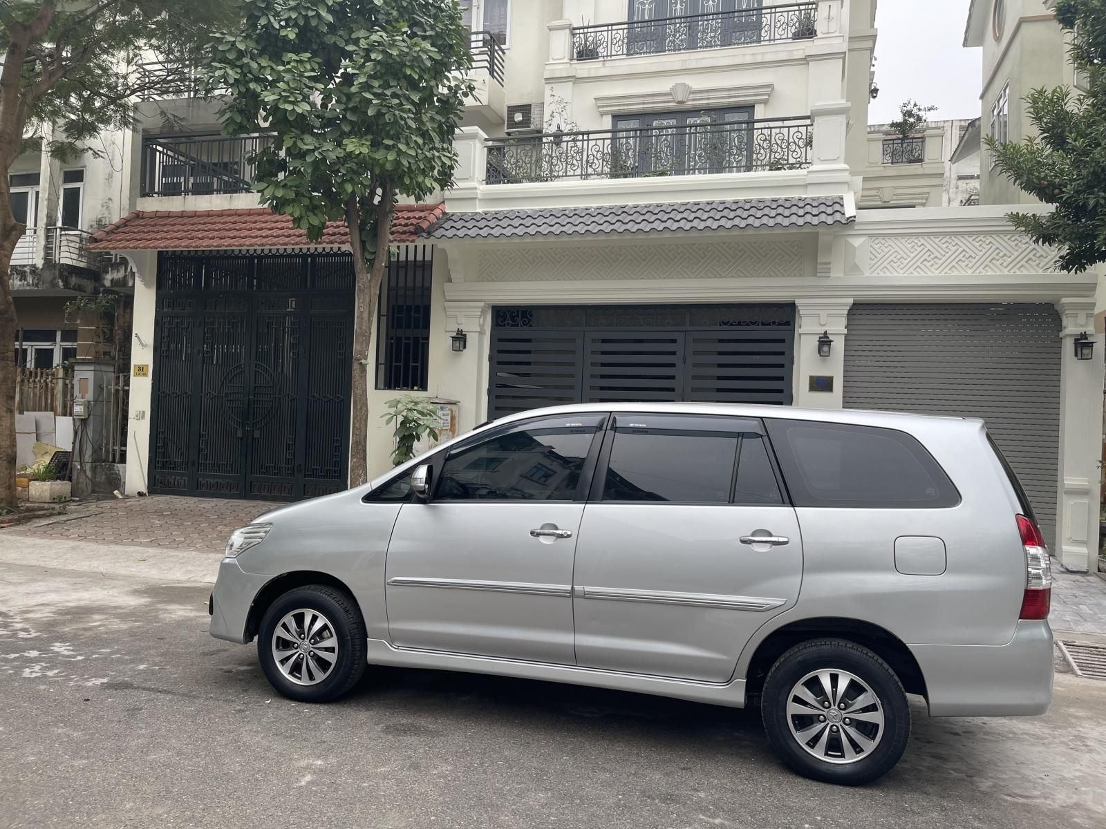 Toyota Innova 2.0E 2016 - Gia Hưng Auto bán xe Innova 2.0E màu bạc, 1 chỉ từ mới