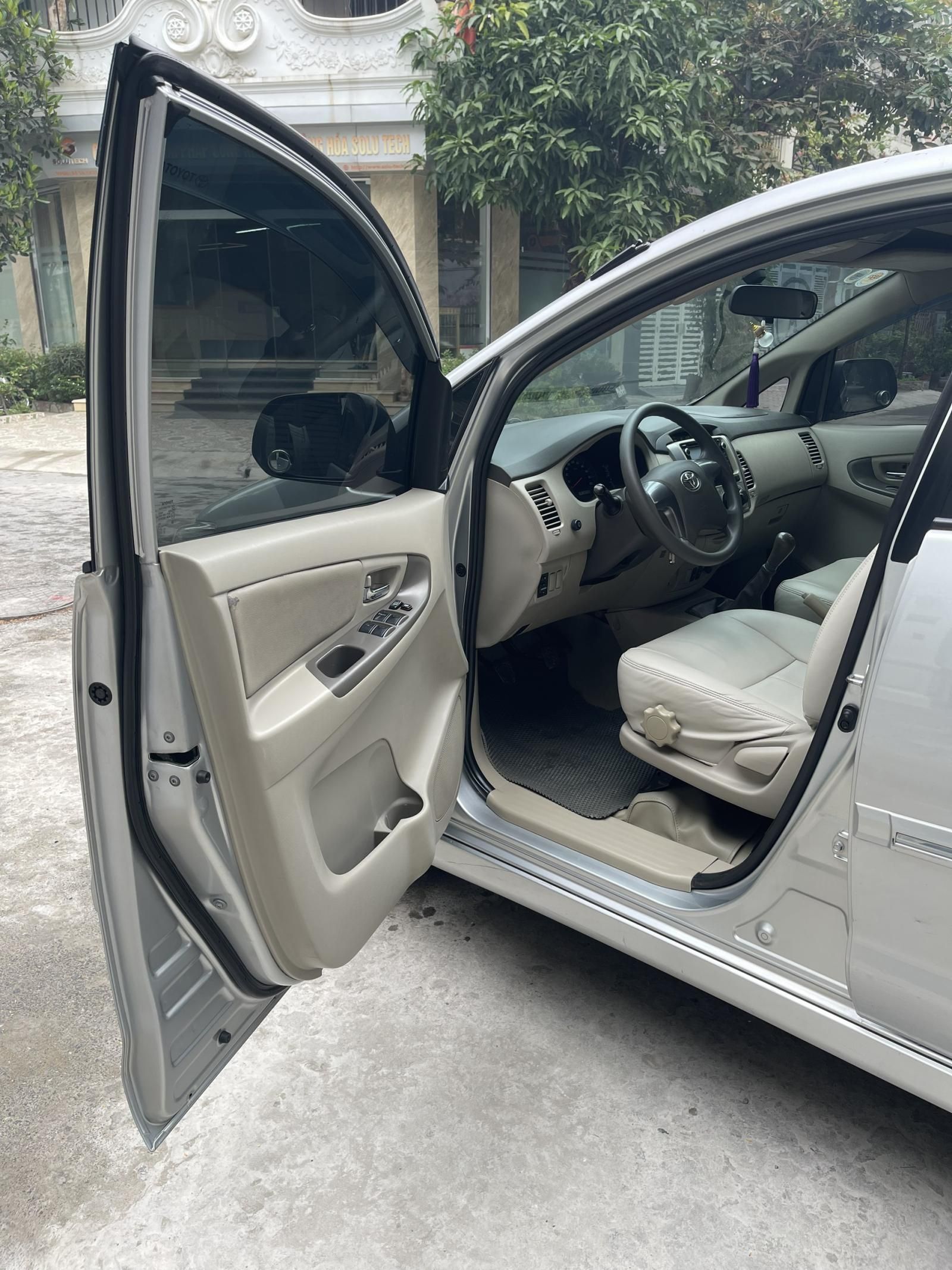 Toyota Innova 2.0E 2016 - Gia Hưng Auto bán xe Innova 2.0E màu bạc, 1 chỉ từ mới